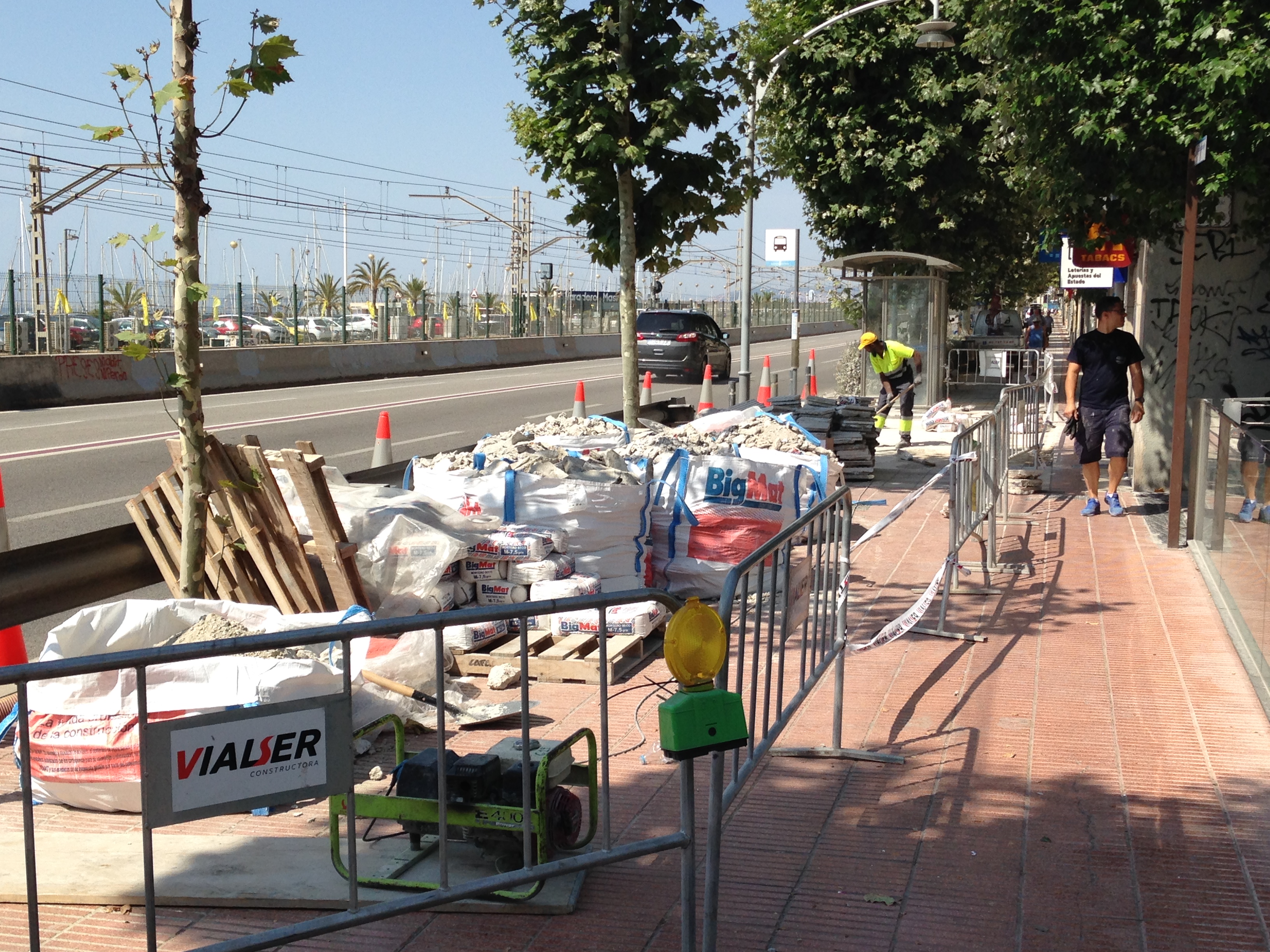 Reparació a la vorera del carrer Barcelona per eliminar una depressió que formava bassals.