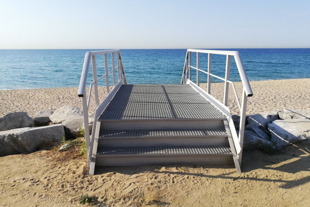 L??Ajuntament col·loca un nou pont d'accés a la platja