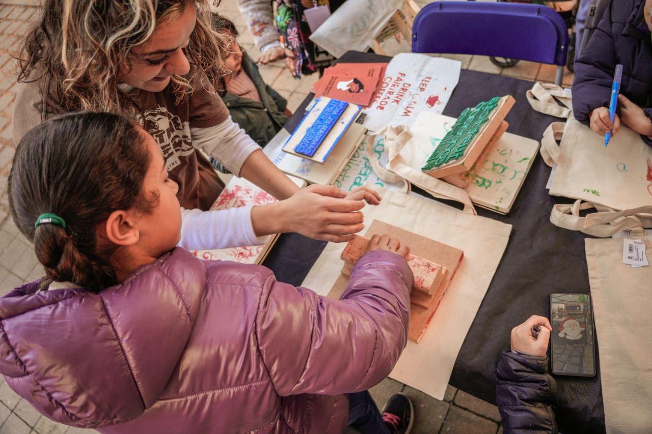 Taller estampaci&oacute; de bosses reciclades