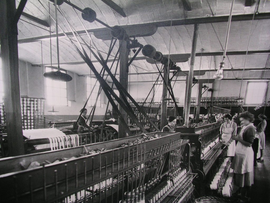 Interior de la fàbrica de Can Xala: detall de les màquines de filar i de les treballadores, Arxiu Municipal del Masnou, 2321