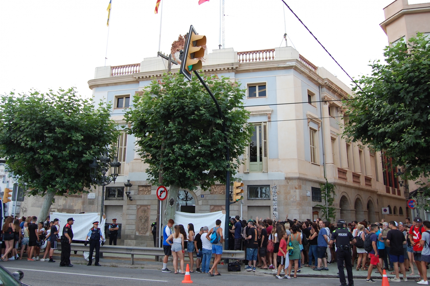 Manifestacions enfrontades davant l'Ajuntament.