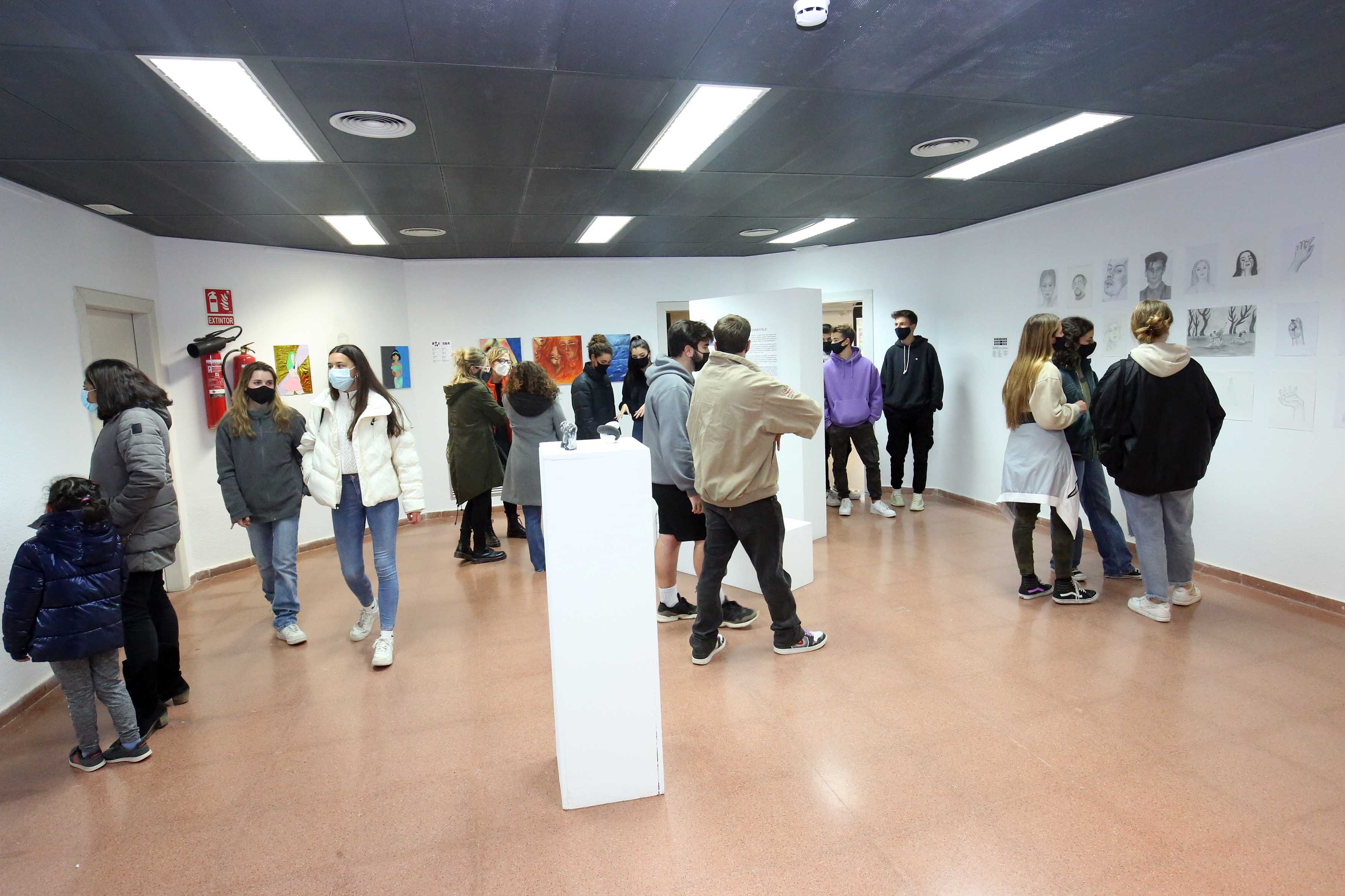 Exposició d'obres de l'alumnat de batxillerat artístic de l'IES Mediterrània