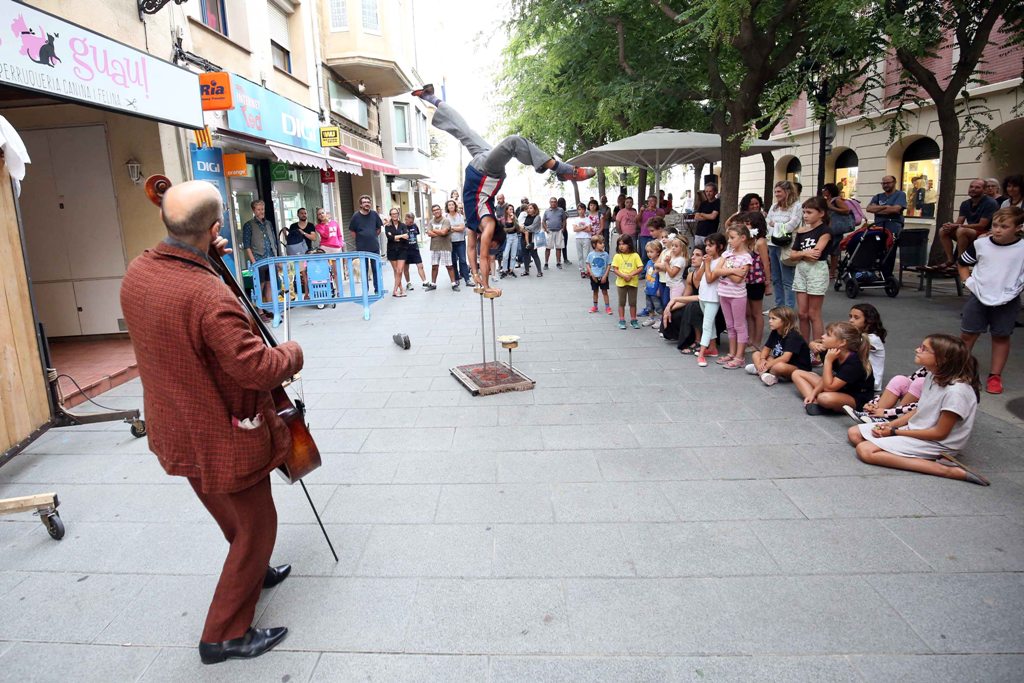 Espectacle 'Davaiii', de Domichovsky & Agranov, en la inauguració de l'exposició de Sonia Pulido al Masnou.