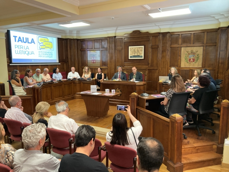 Signatura del Comprom&iacute;s per la Llengua i visita del conseller de Pol&iacute;tica Lingü&iacute;stica.