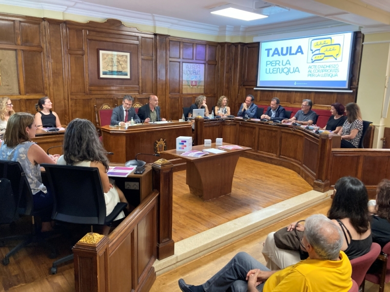 Signatura del Comprom&iacute;s per la Llengua i visita del conseller de Pol&iacute;tica Lingü&iacute;stica.