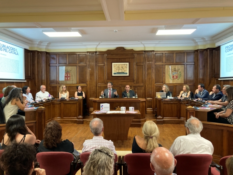 Signatura del Comprom&iacute;s per la Llengua i visita del conseller de Pol&iacute;tica Lingü&iacute;stica.