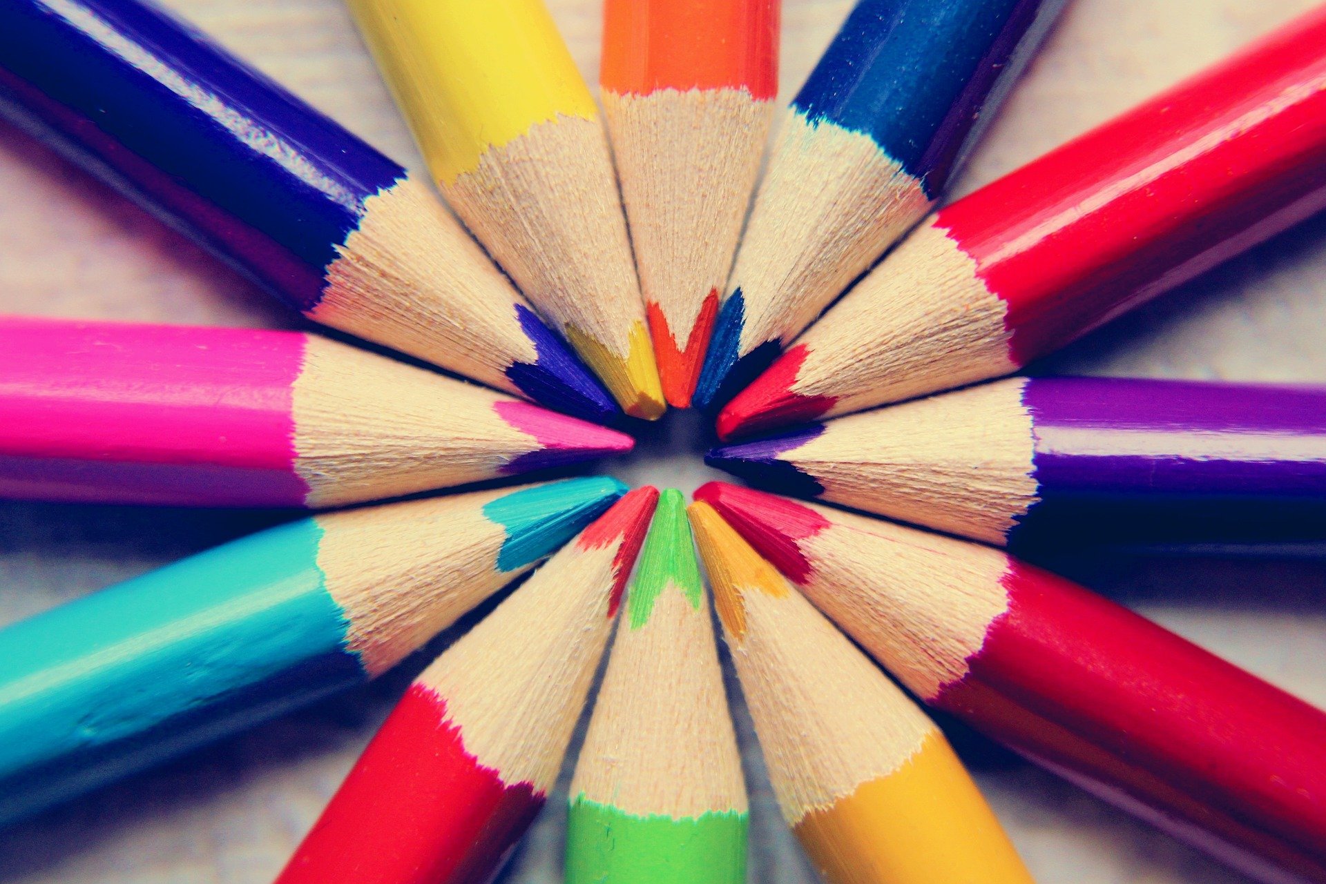 Enllaç al web 'Estudiar a Catalunya' - Imatge de llapissos de colors.