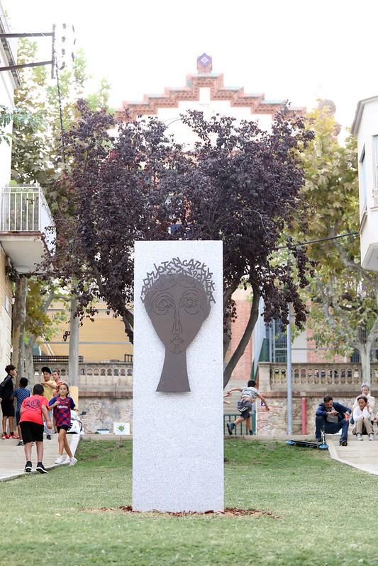 Monument a la Comunitat de Mestres del Masnou, obra de Jordi Alumà, davant l'Escola Ocata.
