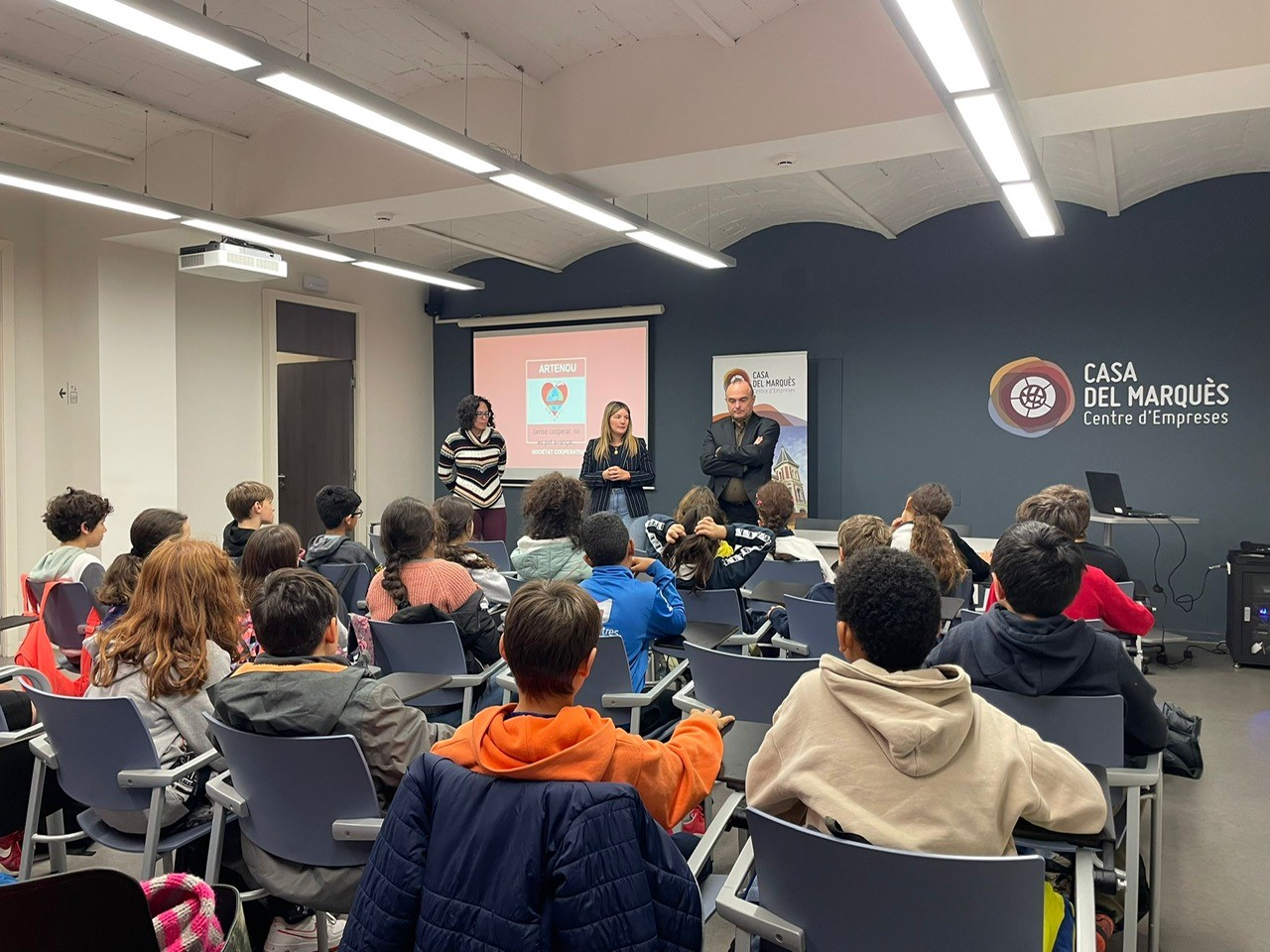 Alumnes de l??Escola Ocata presenten la cooperativa Artenou