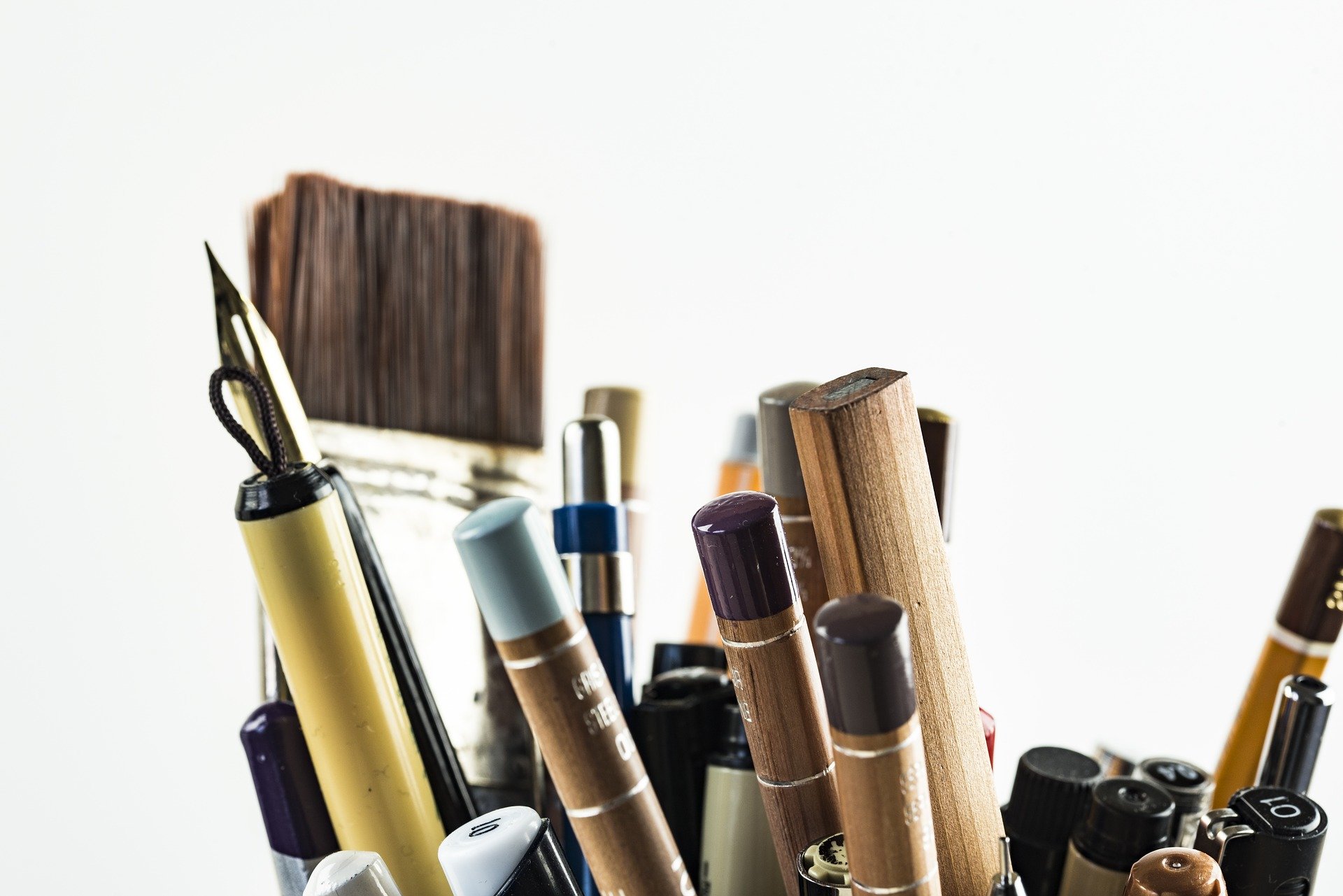 Imatge de recurs. Bolígrafs, llapis i pinzells. Imatge de Pexels a Pixabay. 