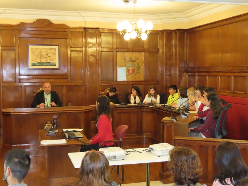 Representants de l'alumnat de 6Ã¨ de primÃ ria a la SessiÃ³ plenÃ ria del Consell d'Infants 2021-2022.