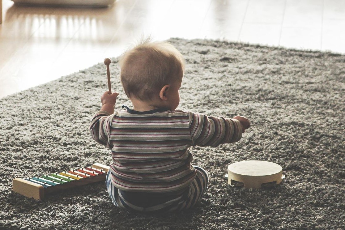 Imatge de recurs. Bebè tocant instruments. Imatge de thedanw a Pixabay