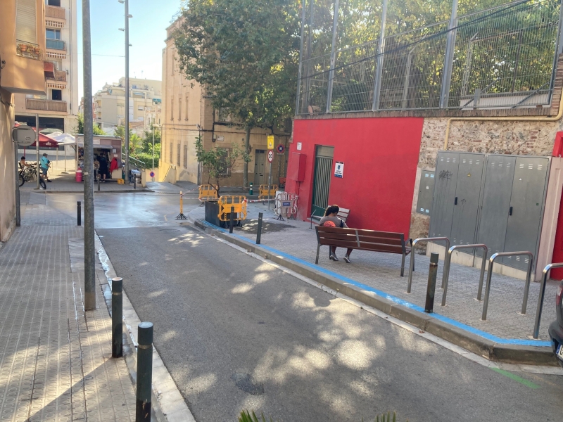 Foto de l'entrada lateral de l'Escola Ocata, al costat de la cruïlla entre el pg. de Rom&agrave; Fabra, el c. de Frederic Bosch i la pla&ccedil;a de Marcel&middot;lina de Monteys.