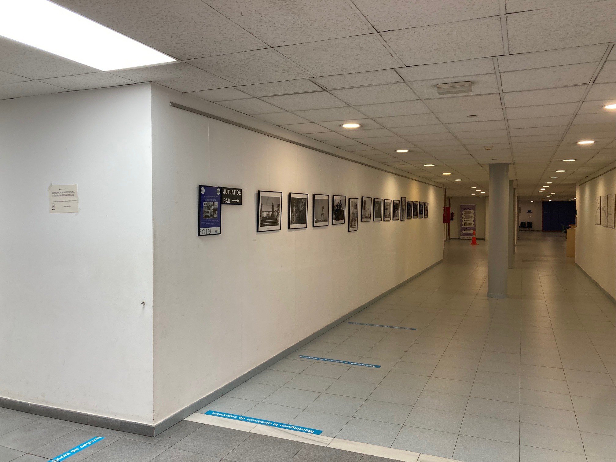 Foto. Passadís central de la 1a planta. La zona d'obres afectarà la part esquerra.