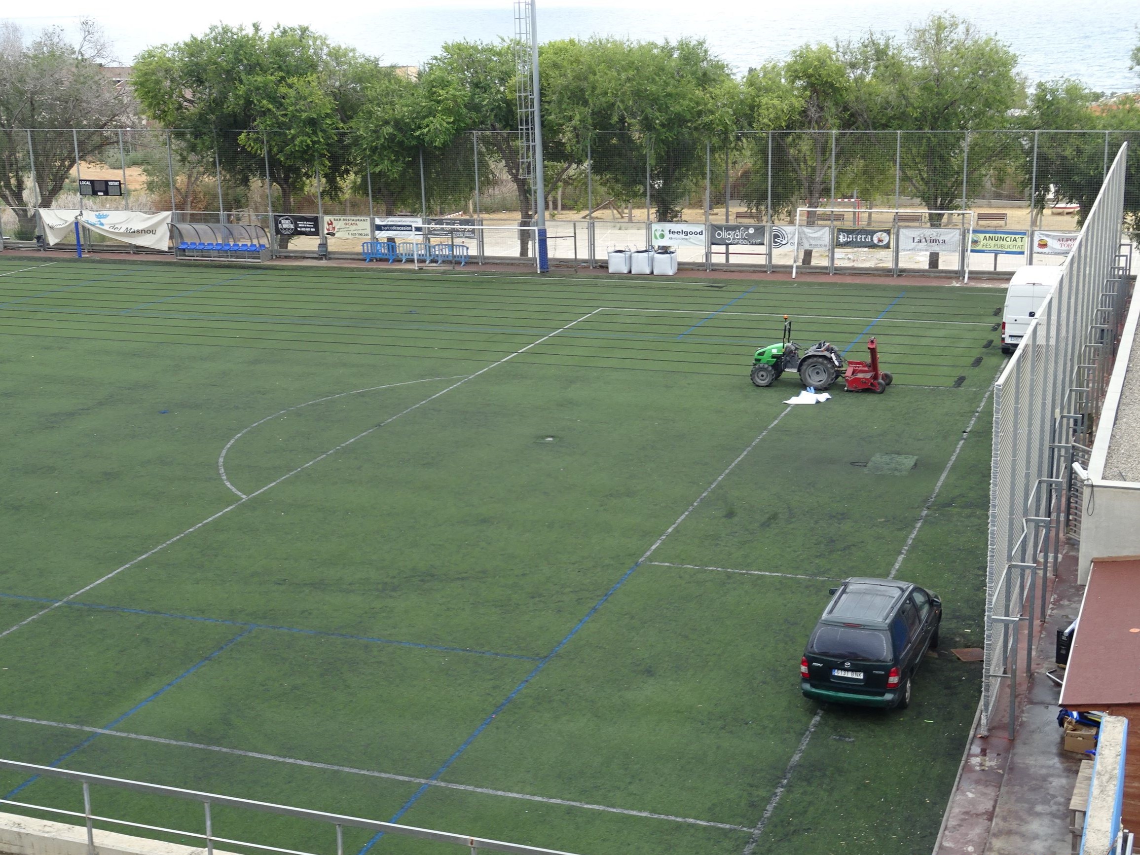 Inici dels treballs per renovar la gespa al camp de l'Atlètic Masnou (Camp Municipal de Futbol d'Ocata)