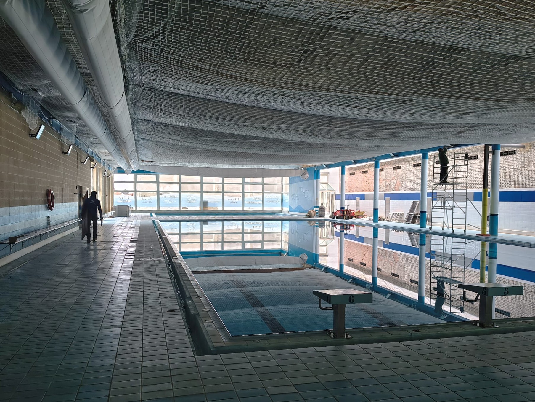 En marxa les obres per substituir la coberta de la piscina