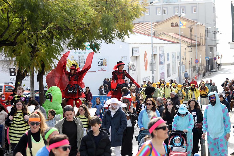 Una multitud omple els carrers per celebrar el Carnaval