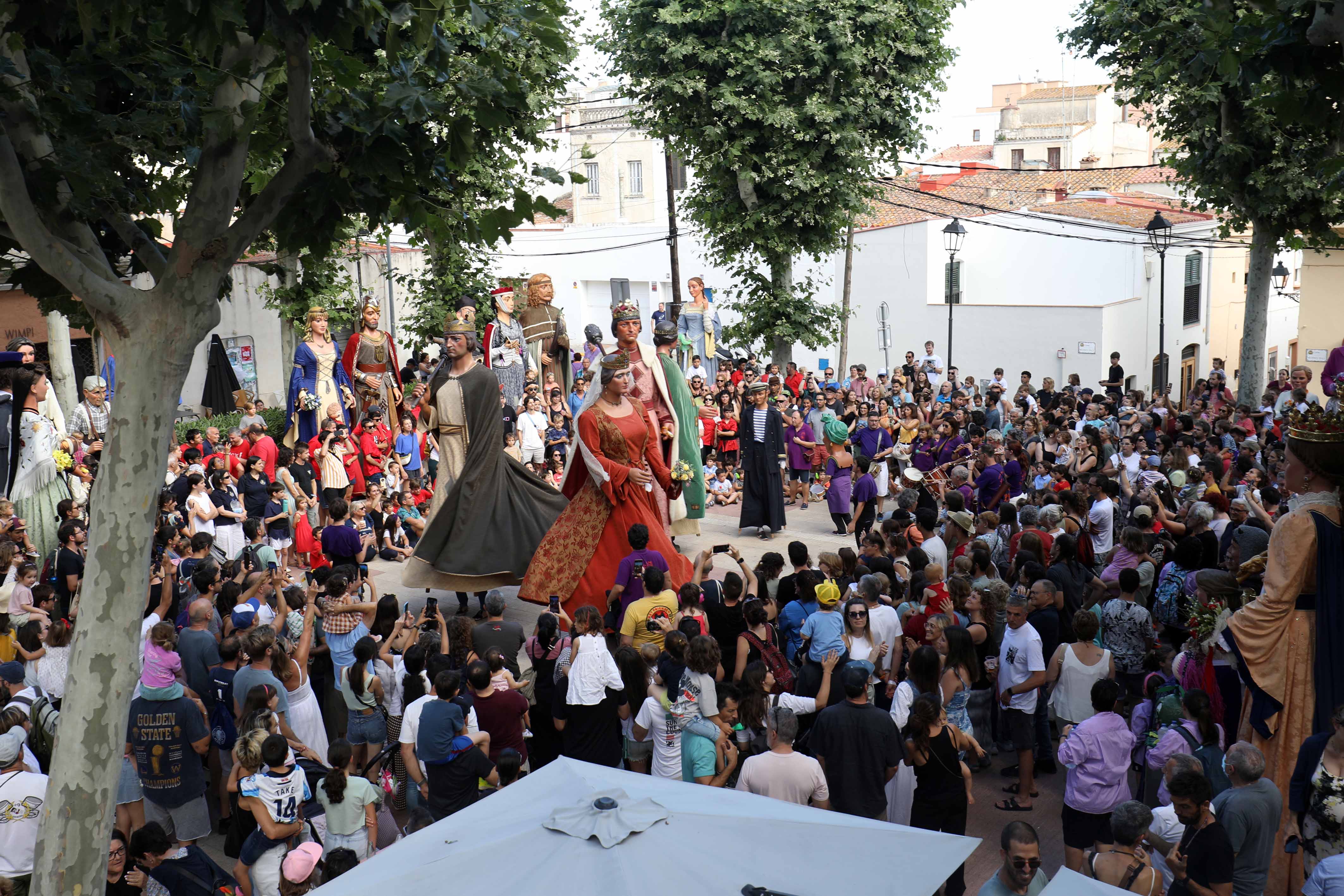 Un munt de gent omple els carrers per gaudir de la Festa Major