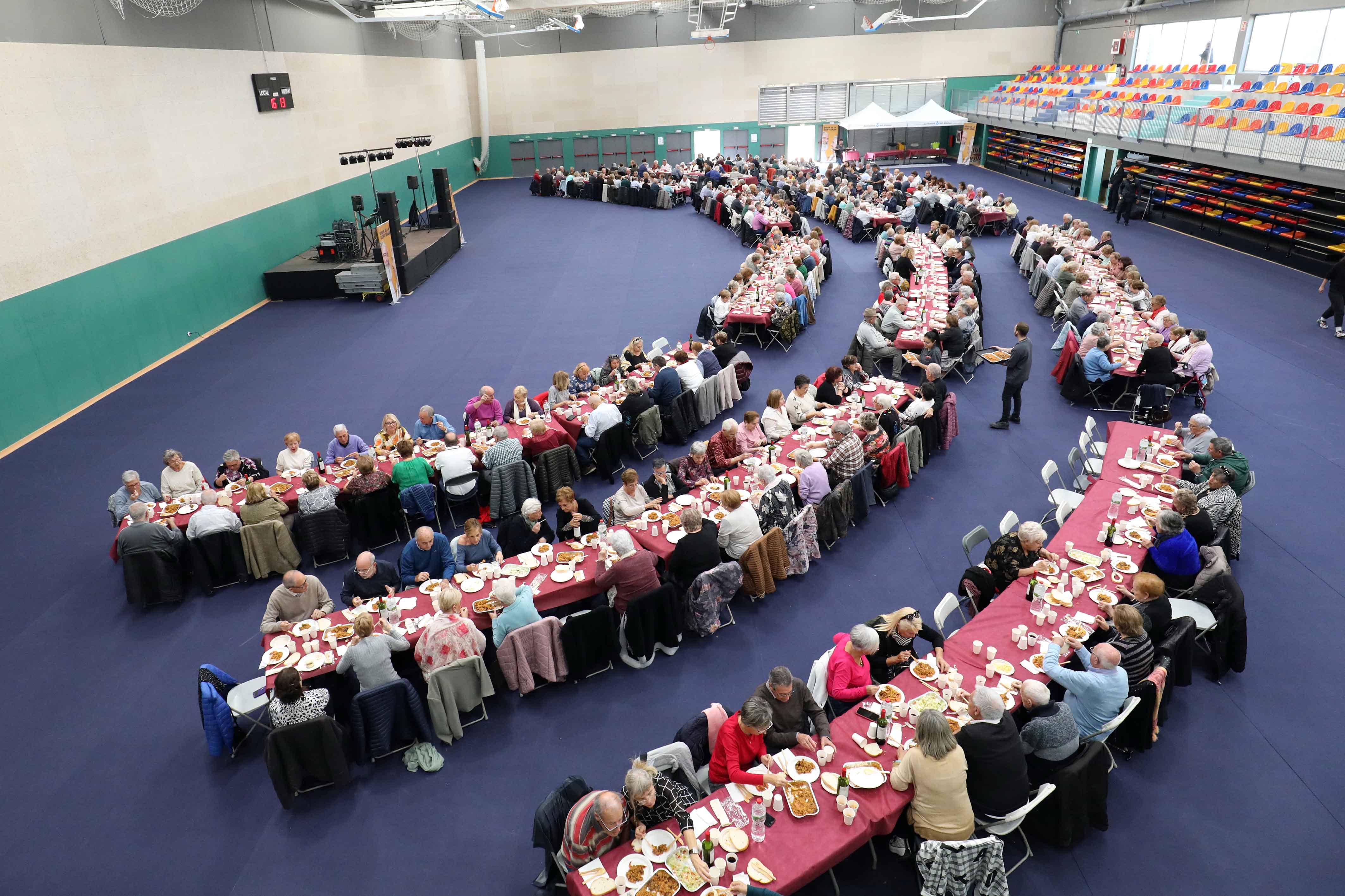 Més de tres-centes persones gaudeixen de la festa de la gent gran