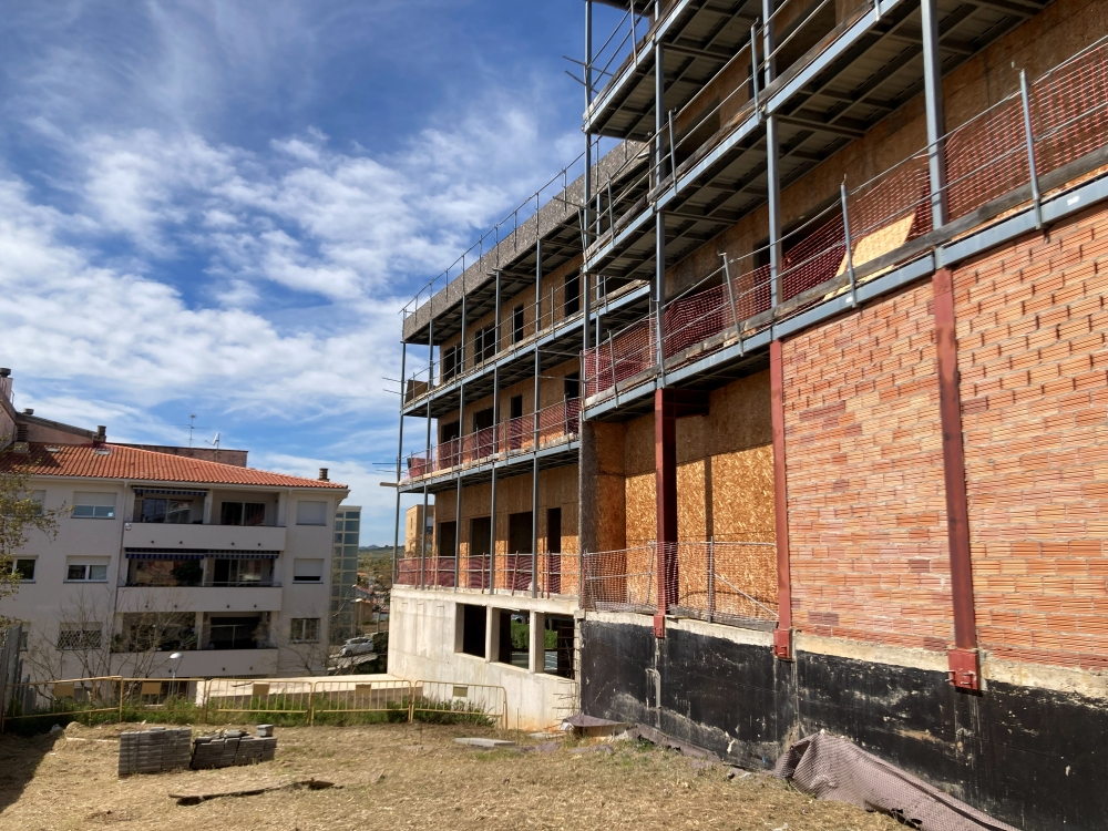 Foto. Visita d'obra a l'edifici d'habitatges protegits que es construeix a l'av. Joan XXIII.