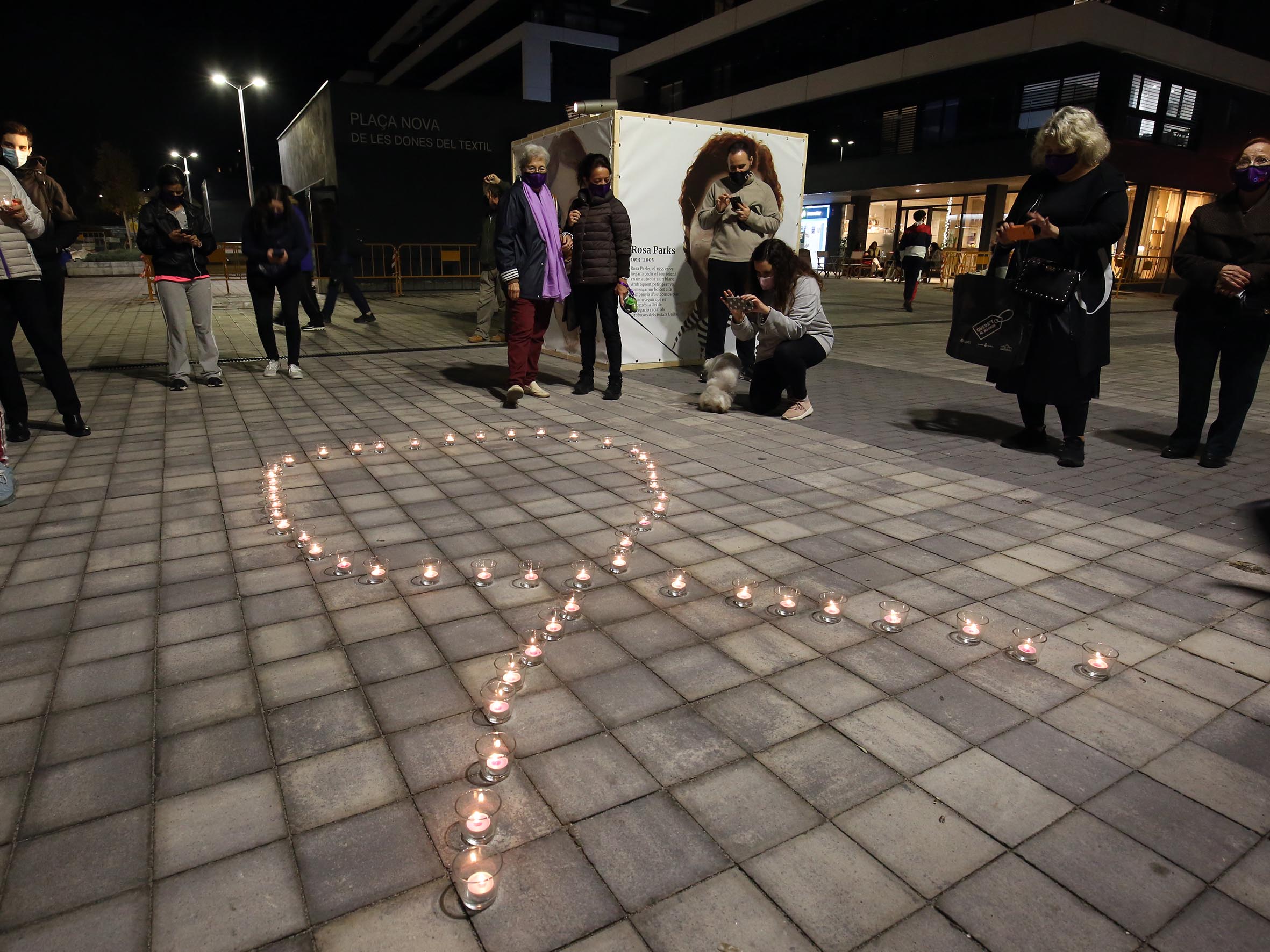 La plaça Nova de les Dones del Tèxtil s'il·lumina en suport a les víctimes de violència masclista 
