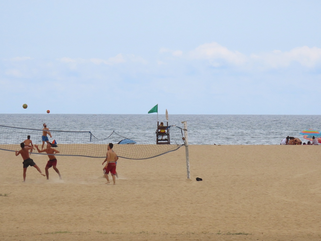 La platja d'Ocata del Masnou, amb servei de socorrisme i bandera verda.