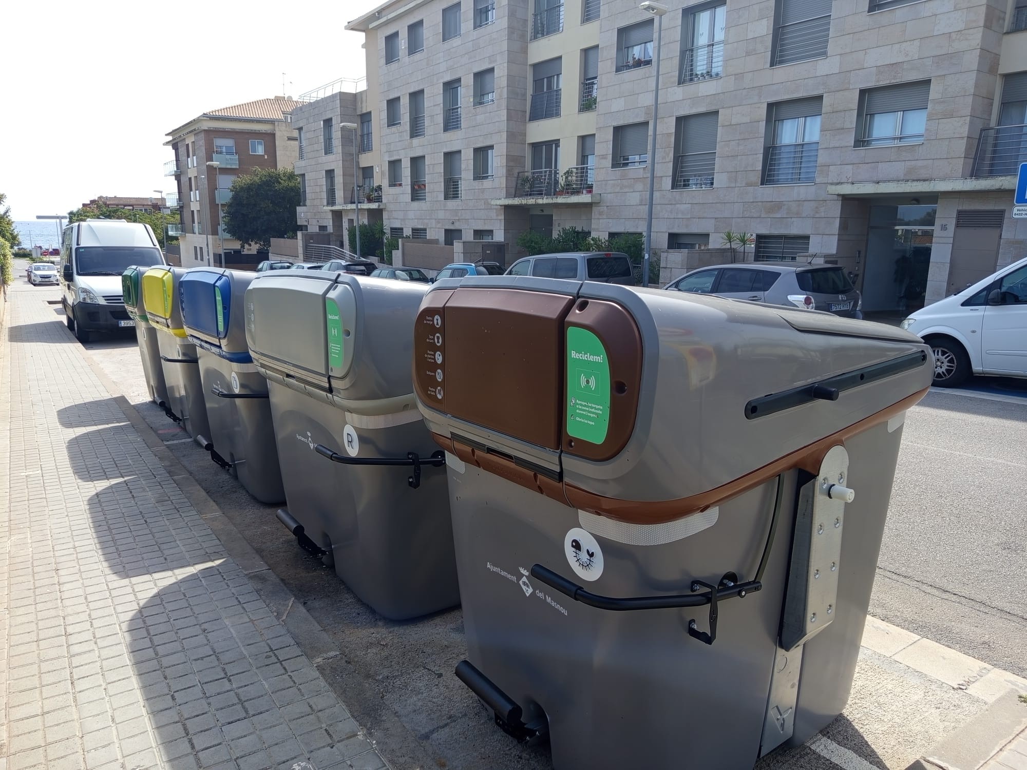 Foto dels nous contenidos instal·lats al c. Torrent de Can Gaio