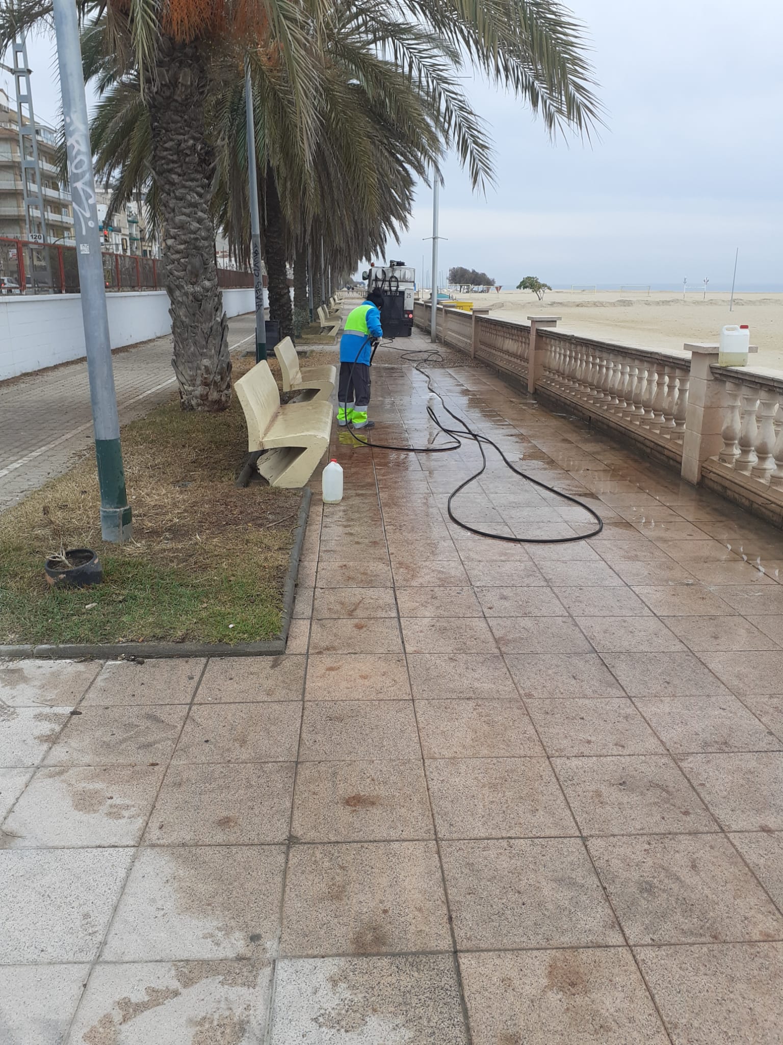 L'Ajuntament neteja els carrers del Masnou amb aigua no potable