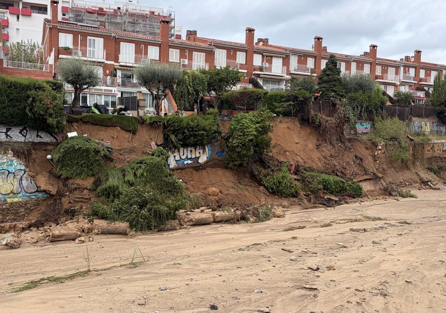 Les pluges deixen nombroses incid&egrave;ncies al Masnou i agreugen l'estat del mur de la riera d'Alella