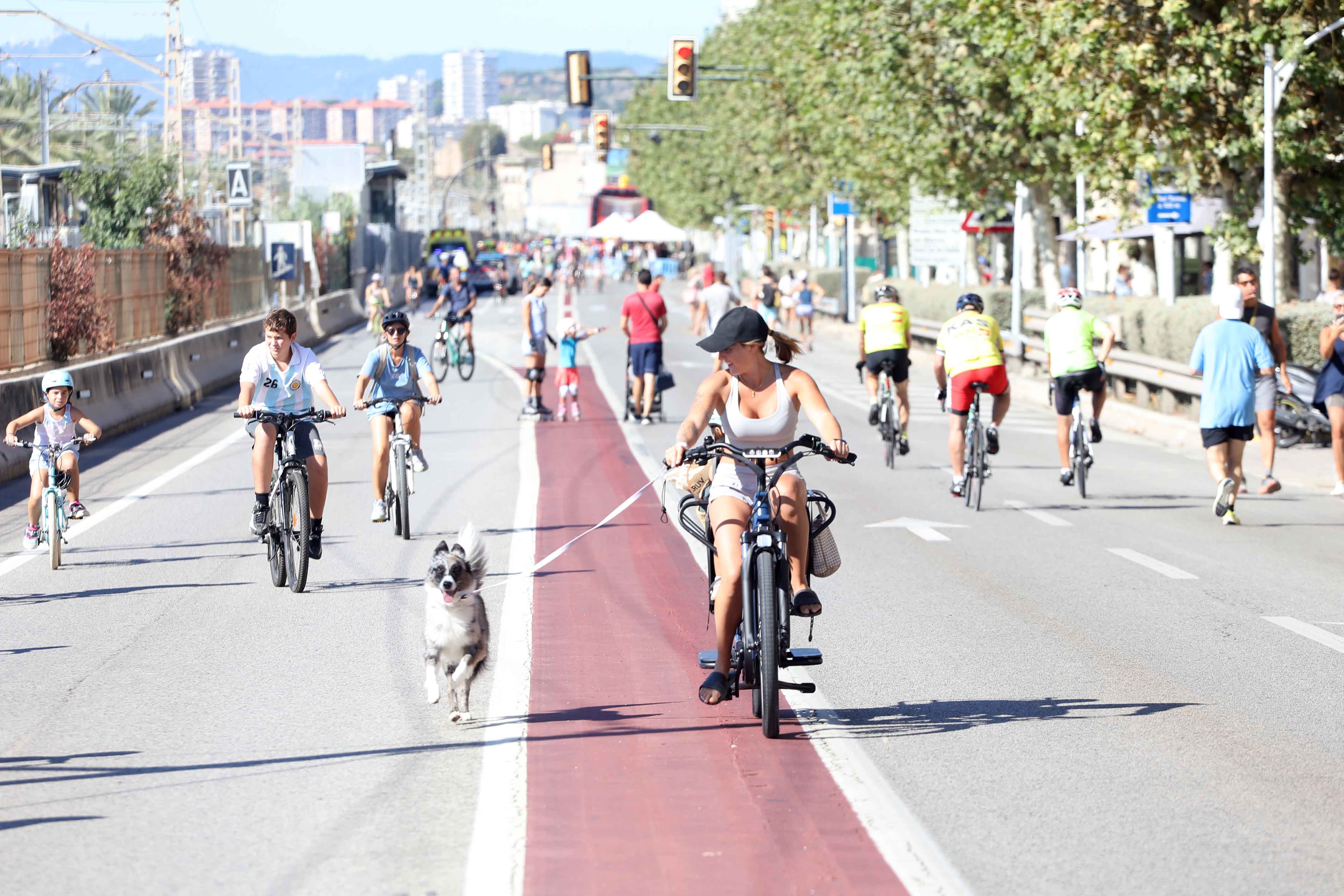 L'N-II es transforma en un espai per a vianants i ciclistes durant la Festa de la Mobilitat