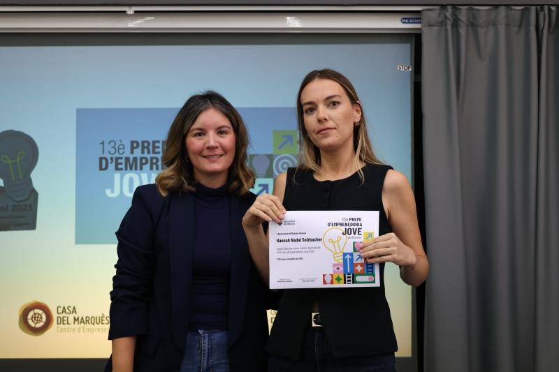 Foto. Hanna Nadal, impulsora d'una app de salut per a mascotes, rep la menció del jurat del Premi d'Emprenedoria Jove 2025, de mans de Maria Llarás.a l'entrega del Premi d'Emprenedoria Jove 2025.