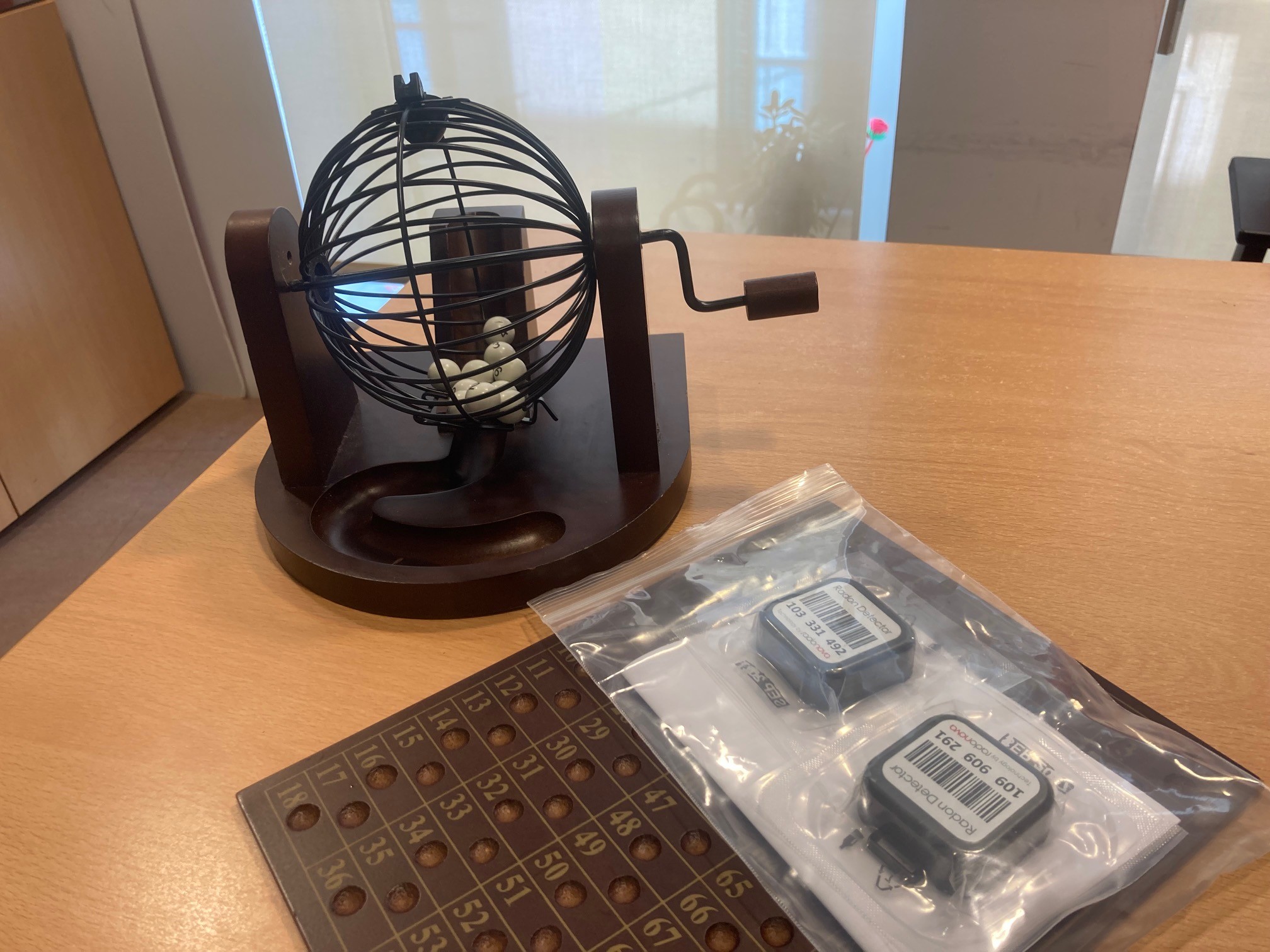 S'adjudiquen per sorteig els dispositius per mesurar el gas radó en domicilis