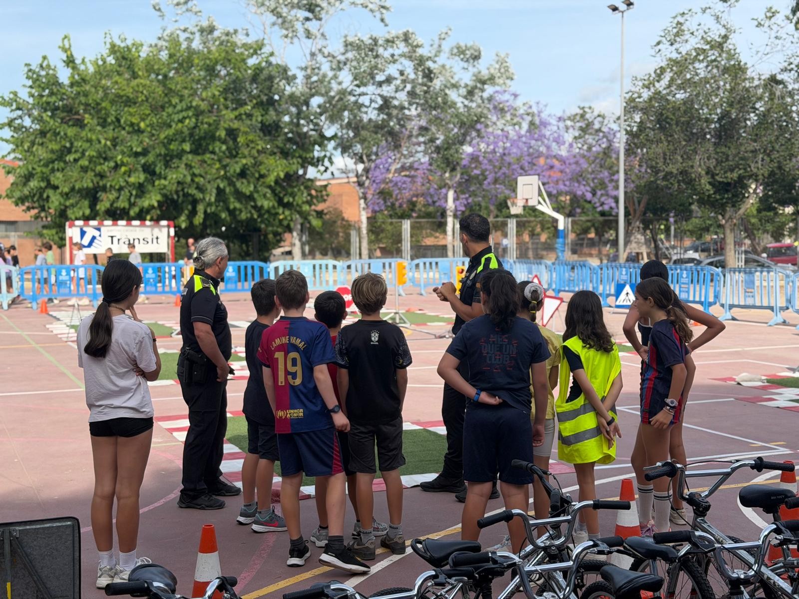 L'alumnat de cinqu&egrave; de prim&agrave;ria fa pr&agrave;ctiques d'educaci&oacute; vi&agrave;ria en un circuit de bicicletes