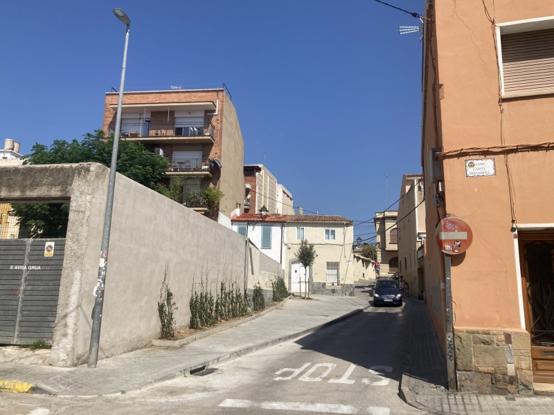 Canvi de sentit en un tram del carrer de la Mare de Déu de Núria