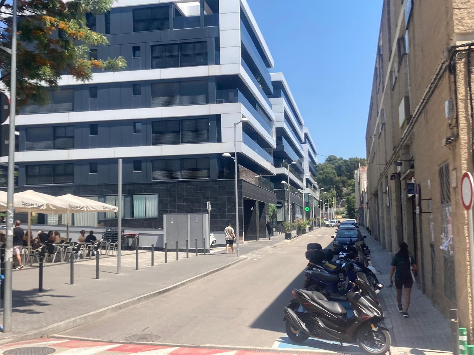 S'amplia la vorera d'un tram del carrer de Flos i Calcat